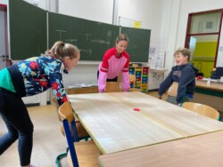 So sieht es aus, wenn unsere Tanzpause mit unseren Tanz-Dozent*innen Nora Pfahl und Ivana Kisic in einer Grundschule läuft – von konzentriert bis entspannt ist alles dabei – und jedes Mal eine Menge Spaß!
Fotografin: Arnika Riede tanzpause school-motion grundschule duesseldorf