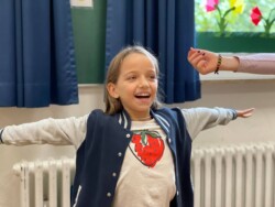 So sieht es aus, wenn unsere Tanzpause mit unseren Tanz-Dozent*innen Nora Pfahl und Ivana Kisic in einer Grundschule läuft – von konzentriert bis entspannt ist alles dabei – und jedes Mal eine Menge Spaß!
Fotografin: Arnika Riede tanzpause school-motion grundschule duesseldorf