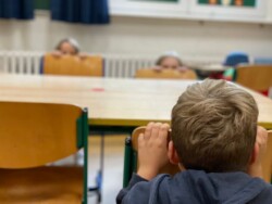 So sieht es aus, wenn unsere Tanzpause mit unseren Tanz-Dozent*innen Nora Pfahl und Ivana Kisic in einer Grundschule läuft – von konzentriert bis entspannt ist alles dabei – und jedes Mal eine Menge Spaß!
Fotografin: Arnika Riede tanzpause school-motion grundschule duesseldorf