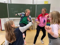 So sieht es aus, wenn unsere Tanzpause mit unseren Tanz-Dozent*innen Nora Pfahl und Ivana Kisic in einer Grundschule läuft – von konzentriert bis entspannt ist alles dabei – und jedes Mal eine Menge Spaß!
Foto: Arnika Riede tanzpause school-motion grundschule duesseldorf
