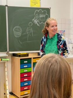 So sieht es aus, wenn unsere Tanzpause mit unseren Tanz-Dozent*innen Nora Pfahl und Ivana Kisic in einer Grundschule läuft – von konzentriert bis entspannt ist alles dabei – und jedes Mal eine Menge Spaß!
Foto: Arnika Riede tanzpause school-motion grundschule duesseldorf