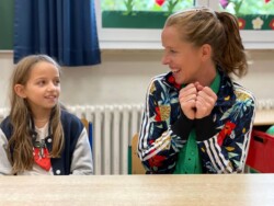 So sieht es aus, wenn unsere Tanzpause mit unseren Tanz-Dozent*innen Nora Pfahl und Ivana Kisic in einer Grundschule läuft – von konzentriert bis entspannt ist alles dabei – und jedes Mal eine Menge Spaß!
Foto: Arnika Riede tanzpause school-motion grundschule duesseldorf