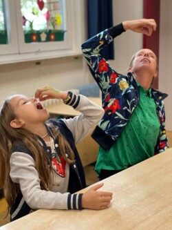 So sieht es aus, wenn unsere Tanzpause mit unseren Tanz-Dozent*innen Nora Pfahl und Ivana Kisic in einer Grundschule läuft – von konzentriert bis entspannt ist alles dabei – und jedes Mal eine Menge Spaß!
Foto: Arnika Riede tanzpause school-motion grundschule duesseldorf