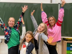 So sieht es aus, wenn unsere Tanzpause mit unseren Tanz-Dozent*innen Nora Pfahl und Ivana Kisic in einer Grundschule läuft – von konzentriert bis entspannt ist alles dabei – und jedes Mal eine Menge Spaß!
Foto: Arnika Riede tanzpause school-motion grundschule duesseldorf