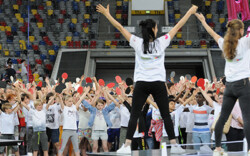 2019 unterstützen die Tanzpause-Dozentinnen mit Tanzeinheiten den SingPong in der Düsseldorfer Arena.
Foto: Matthias Ernst school-motion tanzpause singpong duesseldorf