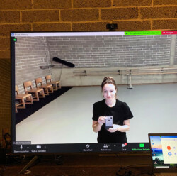 Ivana Kisic kurz vor einer Online-Einheit – Coronabedingt ging die Tanzpause im Februar 2020 mithilfe des tanzhaus nrw online.
Foto: Ivana Kisic school-motion tanzpause online