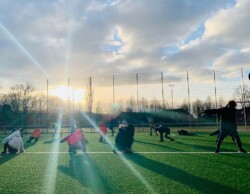 Egal was kommt, wir sind flexibel mit unserer Tanzpause. Ob im Klassenzimmer, in der Turnhalle, auf dem Schulhof oder sonst wo draussen – wir machen fast alles möglich!
Foto: Nora Pfahl school-motion tanzpause draussen