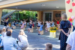 Sommerfest 2022 an der Gemeinschaftsgrundschule Flurstraße in Düsseldorf mit einer Tanzpause-Abschlussaufführung, geleitet von Nora Pfahl.
Foto: Nora Pfahl school-motion tanzpause ggs flurstrasse duesseldorf