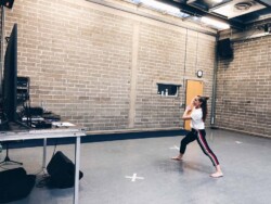 Nora Pfahl bei einer Online-Einheit – Coronabedingt ging die Tanzpause im Februar 2020 mithilfe des tanzhaus nrw online.
Foto: Nora Pfahl school-motion tanzpause online